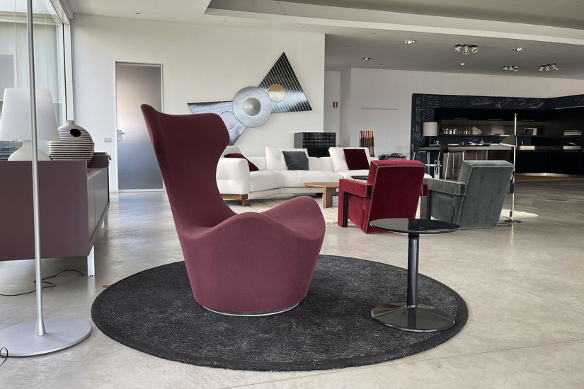 Grande Papilio Armchair in purple (Expo Offer)